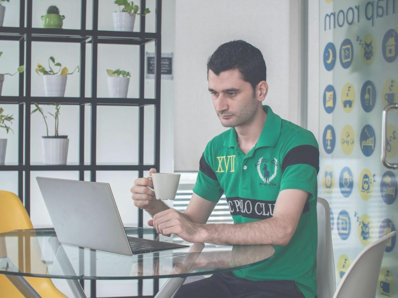 Sessione pratica di styling con strumenti professionali