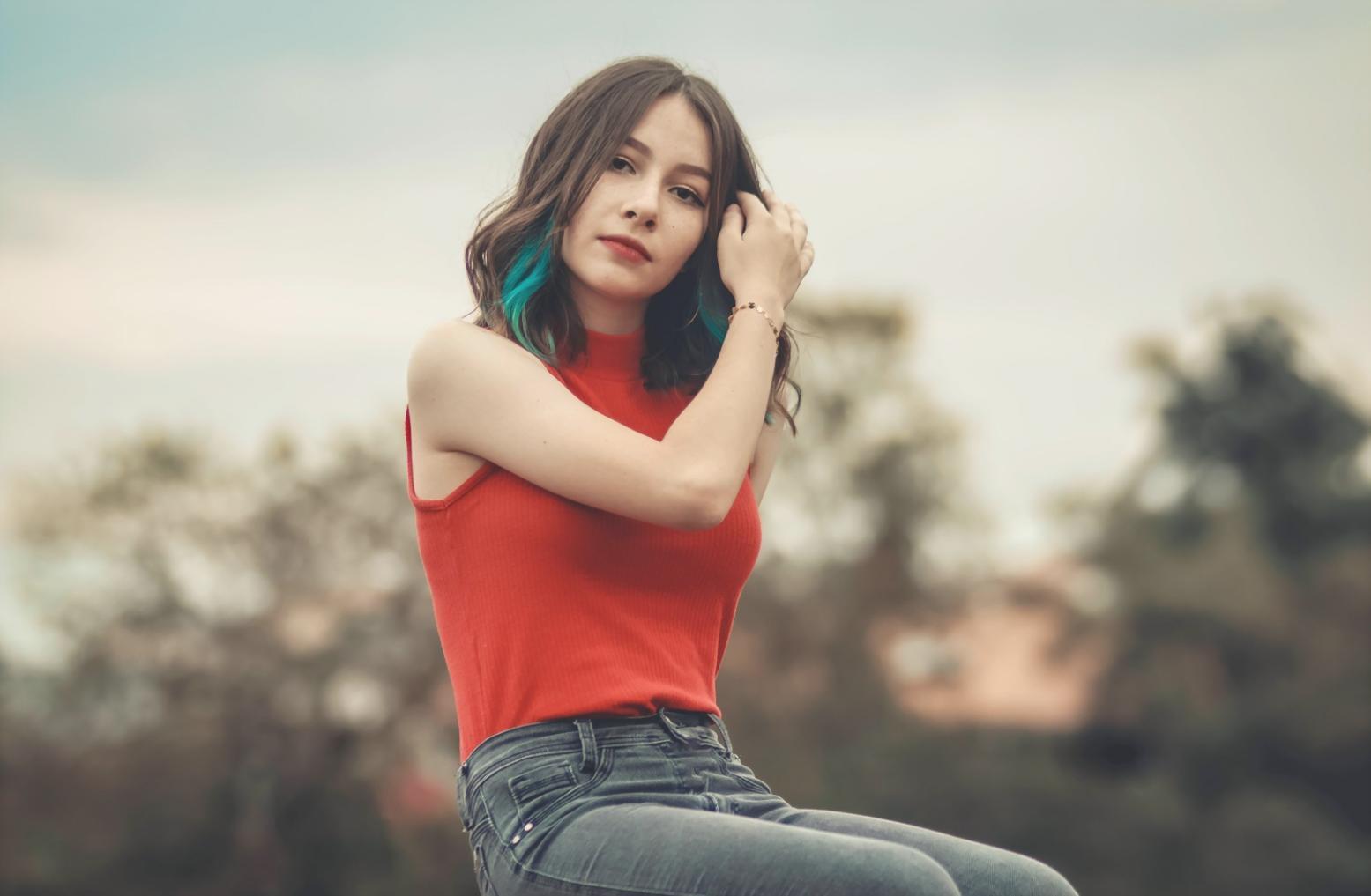 Studente oryqenlathos che pratica tecniche di taglio sotto supervisione esperta